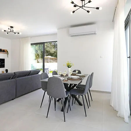 Vitalia - 3 En-suite Beds With Private Pool *