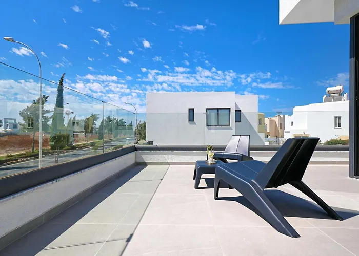 Villa Vitalia - 3 En-suite Beds With Private Pool Paralímni