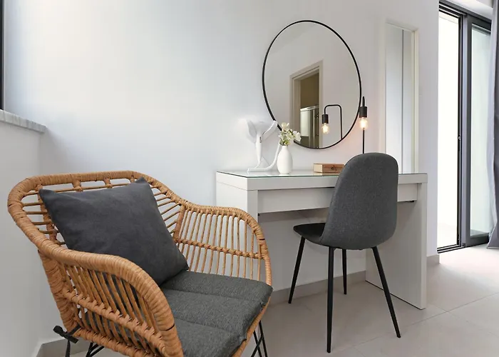 Villa Vitalia - 3 En-suite Beds With Private Pool Paralímni