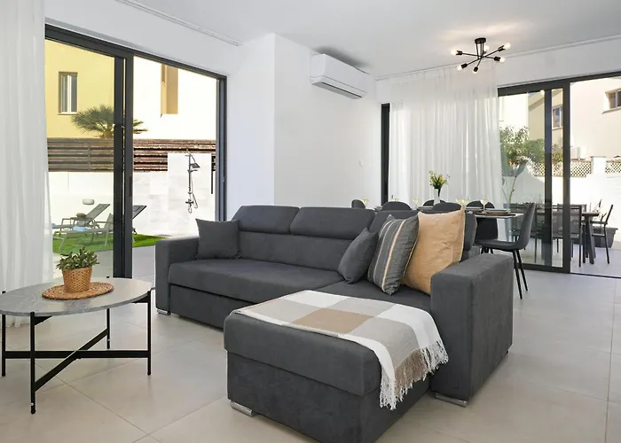 Villa Vitalia - 3 En-suite Beds With Private Pool Paralímni