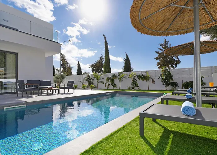 Vitalia - 3 En-suite Beds With Private Pool Paralímni