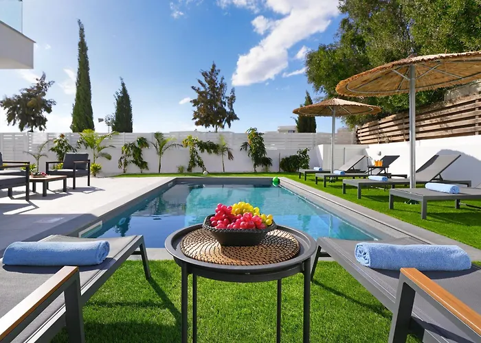 Vitalia - 3 En-suite Beds With Private Pool Paralímni